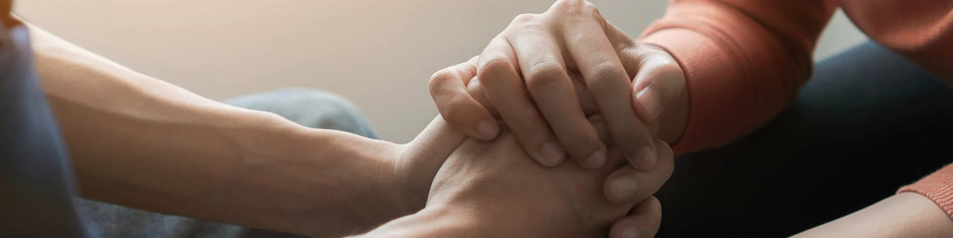 stress-holden-hand-673725c333266 Sich haltende Hände, als Zeichen von verlässlicher Unterstützung in schweren Zeiten